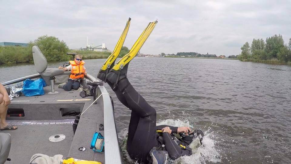 Duiker bij de punt van het schip de Regina Maris.